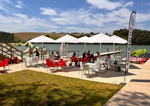 terrasse et activités en bord de lac