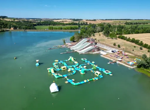 Toboggans et jeux gonflables au lac près d'Escalquens, Toulouse, Aquaparc Toulouse